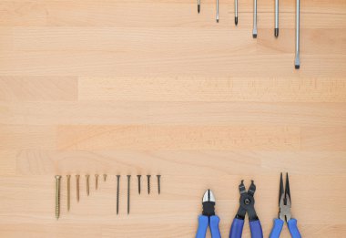 Kayın arka planda metal işçiliği araçları seti