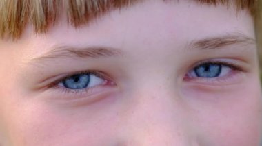 Mavi gözlü küçük kızın yakın çekim görüntüleri.