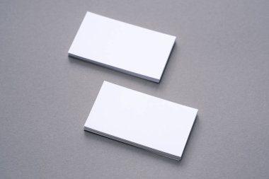 Masa üstü iş kartları.