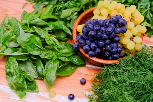 샐러드와 녹색 과 파란색 포도를 위한 신선 한 야채 — 스톡 사진