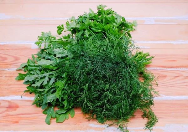 Verse groenten voor salade: rucola, dille en peterselie — Stockfoto