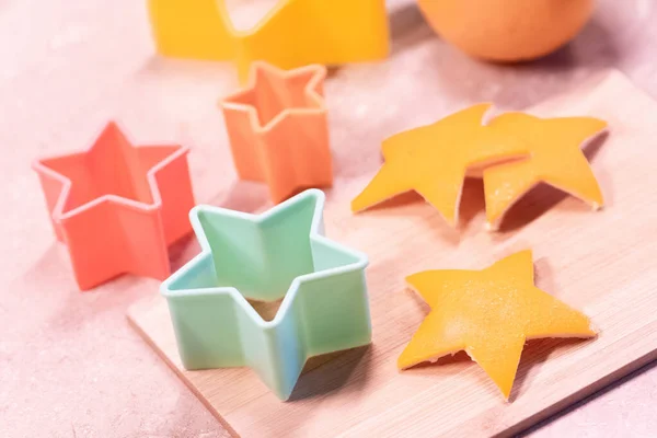 Stars from orange zest for decoration before Christmas — Stock Photo, Image