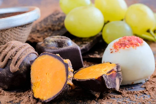Trufas de chocolate en polvo de cacao y uvas verdes — Foto de Stock