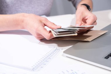 Kadın elleri dolar tutar.