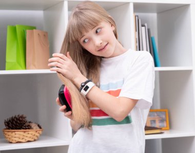 Kız uzun saçlarını tarıyor.