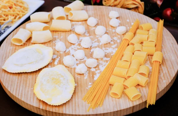 Diferentes tipos de pasta en una bandeja de madera — Foto de Stock