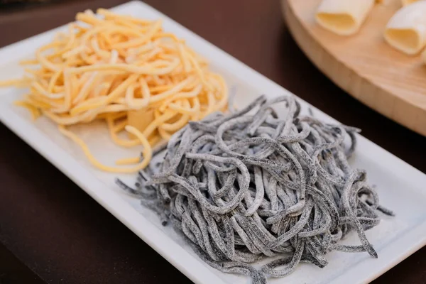 Classic and cuttlefish spaghetti — Stock Photo, Image