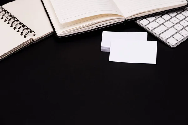 Flat Lay Top View Svart Arbetsbord Med Visitkort Och Kontorsobjekt — Stockfoto