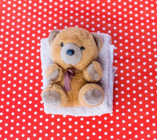 Teddy Urso Está Uma Pilha Toalhas Algodão Limpas Fundo Pontilhado — Fotografia de Stock