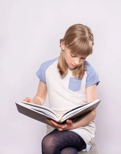 少女读一本中立背景的书 — 图库照片
