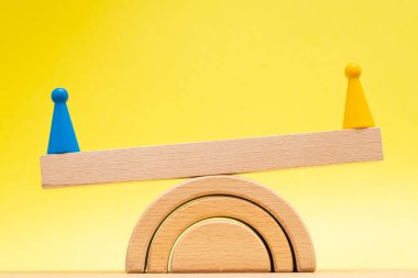 Takım hakimiyetini gösteriyor, sarı arka planda renkli kaplama kontrolleri.