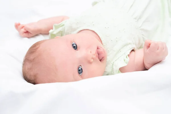 Retrato Una Linda Niña Sobre Fondo Blanco — Foto de Stock