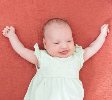 Yatağında güzel bir kızın uyanması.