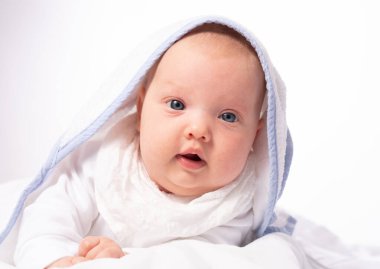 Güzel kız banyo yaptıktan sonra havlunun altında yatıyor.