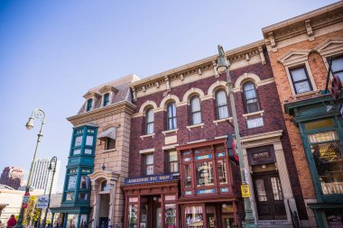 Osaka, Japonya - 17 Kasım 2018: Dükkan ve restoranlar vintage mimarisi, Universal Studios Tema parkı andıran.