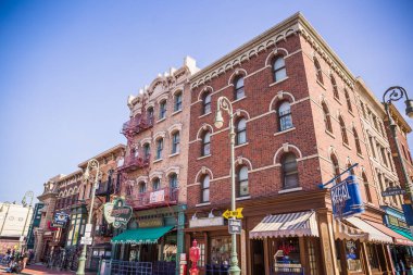 Osaka, Japonya - 17 Kasım 2018: Dükkan ve restoranlar vintage mimarisi, Universal Studios Tema parkı andıran.