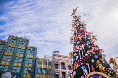 Osaka, Japonya - 17 Kasım 2018: Büyük bir Noel ağacı berrak gökyüzü arka plan olarak süslenmiş renklidir
