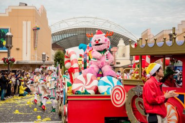 Osaka, Japonya - 17 Kasım 2018: oluyor parade float ne zaman, şarkı, dans müziği en iyi oyuncusu ve şarkıcısı birlikte Universal Studio Japonya bir büyük gala yol göstermek için geliyor..