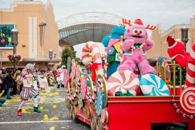 Osaka, Japonya - 17 Kasım 2018: oluyor parade float ne zaman, şarkı, dans müziği en iyi oyuncusu ve şarkıcısı birlikte Universal Studio Japonya bir büyük gala yol göstermek için geliyor..