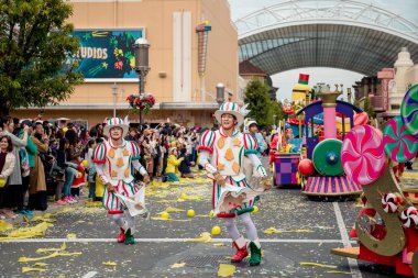 Osaka, Japonya - 17 Kasım 2018: oluyor parade float ne zaman, şarkı, dans müziği en iyi oyuncusu ve şarkıcısı birlikte Universal Studio Japonya bir büyük gala yol göstermek için geliyor..