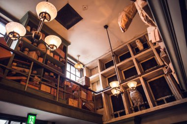 Osaka, Japonya - 17 Kasım 2018: O baykuşlar heykel Universal Studio Japonya nerede Hogsmeade Köyü Hediyelik eşya dükkanında benzersiz iç tasarım.