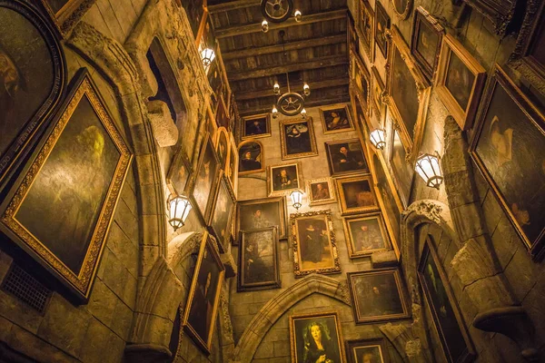 Osaka, Japonya - 17 Kasım 2018: Hogwarts Castle yürümek içinde ziyaret hareketli portre koridor, bazı Portreler animasyon, bazı genel stüdyo Japonya (Usj standart Resim Sergisi).