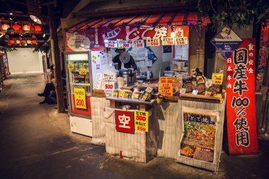Osaka, Japonya - 19 Kasım 2018: Naniwa Kuishinbo Yokocho Tempozan pazarı alışveriş merkezi içinde yer alır. Bir gıda Tema parkı nerede ziyaretçi takoyaki, okonomiyaki, kushikatsu ve diğer yerel sık foodies cennet Osaka BM keyfini