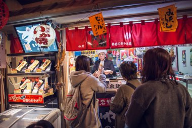 Osaka, Japonya - 19 Kasım 2018: Naniwa Kuishinbo Yokocho Tempozan pazarı alışveriş merkezi içinde yer alır. Bir gıda Tema parkı nerede ziyaretçi takoyaki, okonomiyaki, kushikatsu ve diğer yerel sık foodies cennet Osaka BM keyfini