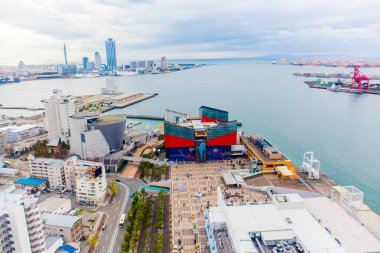 Osaka, Japonya - 19 Kasım 2018: Osaka akvaryum Kaiyukan ve Osaka koyu havadan görünümü.