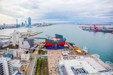 Osaka, Japonya - 19 Kasım 2018: Osaka akvaryum Kaiyukan ve Osaka koyu havadan görünümü.