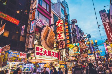 Osaka, Japonya - 19 Kasım 2018: Mağaza açık binasında görüntülemek birçok farklı dev mock-up tabela görmek olsun en kalabalık alışveriş caddesi Dotonbori.