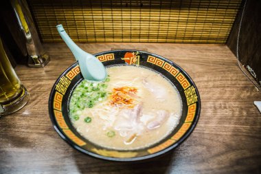 Osaka, Japonya - 19 Kasım 2018: Ichiran bir domuz tabanlı suyu onların tonkotsu ramen için ünlüdür.