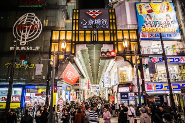 Osaka, Japonya - 19 Kasım 2018: Shinsaibashi alışveriş merkezi Osaka, en ünlü alışveriş caddesi, öyle tahmin bu sokak yaklaşık 60.000 ziyaretçilere hafta içi ve 120.000 hafta sonları