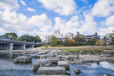 Ördek nehre doğru çevirir, Kamogawa Kyoto ili çalışır. Nehir aşağı Güney Kyoto Havzası'ndan Yodo nehrin çalışan uzun bir uzunluğunda.