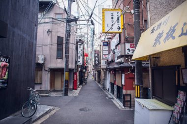 Kyoto, Japonya - 20 Kasım 2018: Gion Kyoto Japonya'nın sokak ve dekorasyon tabela.
