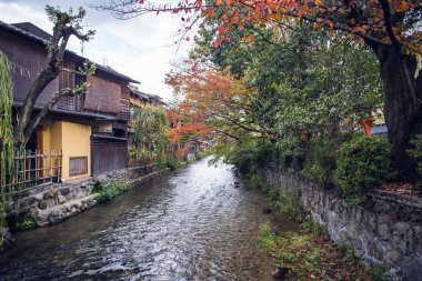 Gion Kyoto'nın en ünlü geyşa ilçesidir. Diğer bir yan ve çay evleri Shirakawa kanal çalışan ağaçlar tarafından kaplı güzel bir cadde.