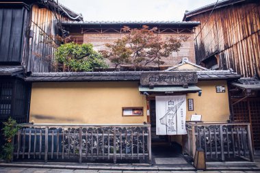 Kyoto, Japonya - 20 Kasım 2018:, Gion, bunlar birçoğu şimdi Kyoto tarzı kaiseki ryori ve diğer tip-in yerel ve uluslararası yemekler sunan restoranı işlev machiya evlerin korunmuş.