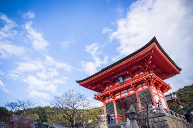 Kyoto, Japonya-19 Kasım 2018: Kiyomizu-dera, Doğu Kyoto 'nun en eski Budist Tapınağı. 