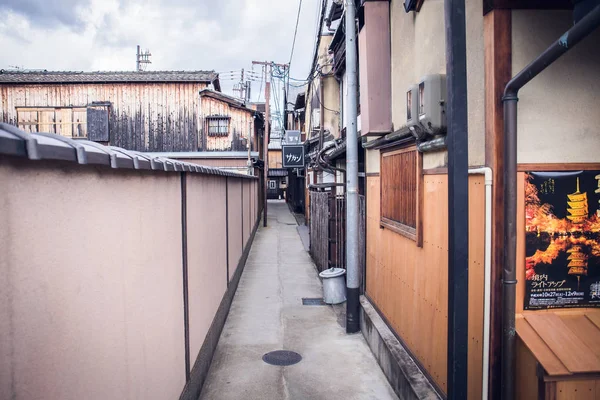 Vista Uma Rua Com Casas Japonesas Velhas Tradicionais Distrito Gion — Fotografia de Stock