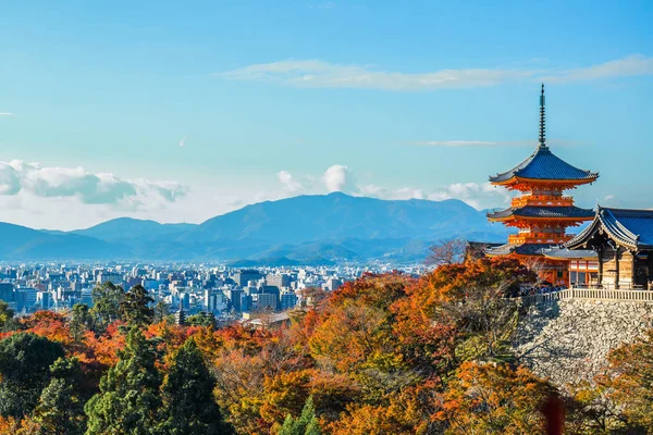 Kiyomizu-dera ' l A ön planda renkli akçaağaç yaprakları ve Pagoda ile Kyoto şehrinin çarpıcı panoramik manzarası.