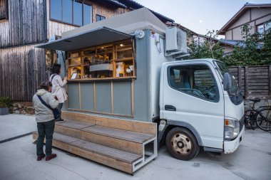 Kyoto, Japonya-20 Kasım 2018: Rocca & Friends adında bir kahve kamyonunda kahve sipariş etmek için sıraya açılan Insanlar
