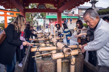Kyoto, Japonya-21 Kasım 2018: tapınak girmeden önce kendinizi arındırmak için bir hareket olarak ellerini yıkamak ziyaretçiler için ortak bir ritüeli 's.