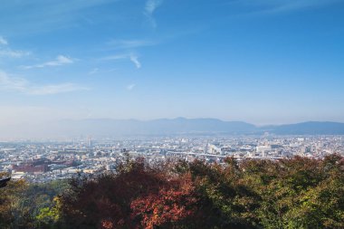 Kyoto, Japonya-21 Kasım 2018: Inari Dağı 'ndaki bakış açısıyla Kyoto şehrinin panoramik manzarası, Fushimi Inari mabedi