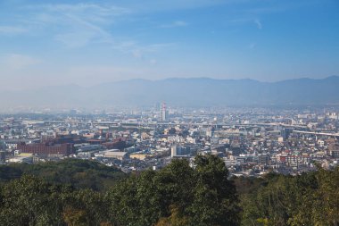 Kyoto, Japonya-21 Kasım 2018: Inari Dağı 'ndaki bakış açısıyla Kyoto şehrinin panoramik manzarası, Fushimi Inari mabedi
