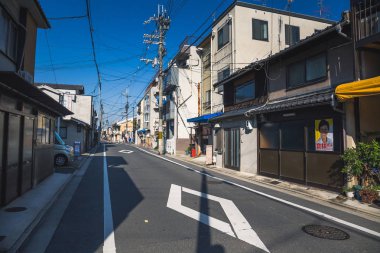 Kyoto, Japonya-21 Kasım 2018: Kyoto kentinde birçok dar sokak yolundan biri. 