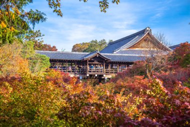 Kyoto, Japonya-21 Kasım 2018: Engetsukyo Köprüsü 'nün diğer tarafındaki başka bir manzara, muhteşem renkli sonbahar keyfini çıkarmak için Tofukuji tapınağında sahne bırakır