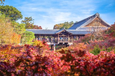 Kyoto, Japonya-21 Kasım 2018: Engetsukyo Köprüsü 'nün diğer tarafındaki başka bir manzara, muhteşem renkli sonbahar keyfini çıkarmak için Tofukuji tapınağında sahne bırakır
