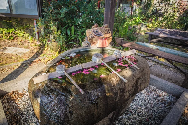 Una Fuente Purificación Llamada Chozuya Donde Purificas Limpiando Cuerpo Mente —  Fotos de Stock