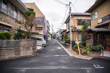 Kyoto, Japonya - 23 Kasım 2018: Japonya'da bir yerleşim bölgesinde eski Japon evi