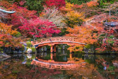 Vermilion-lake köprü ve önünde gölet Daigoji-Temple güzel sahne tamamlar.